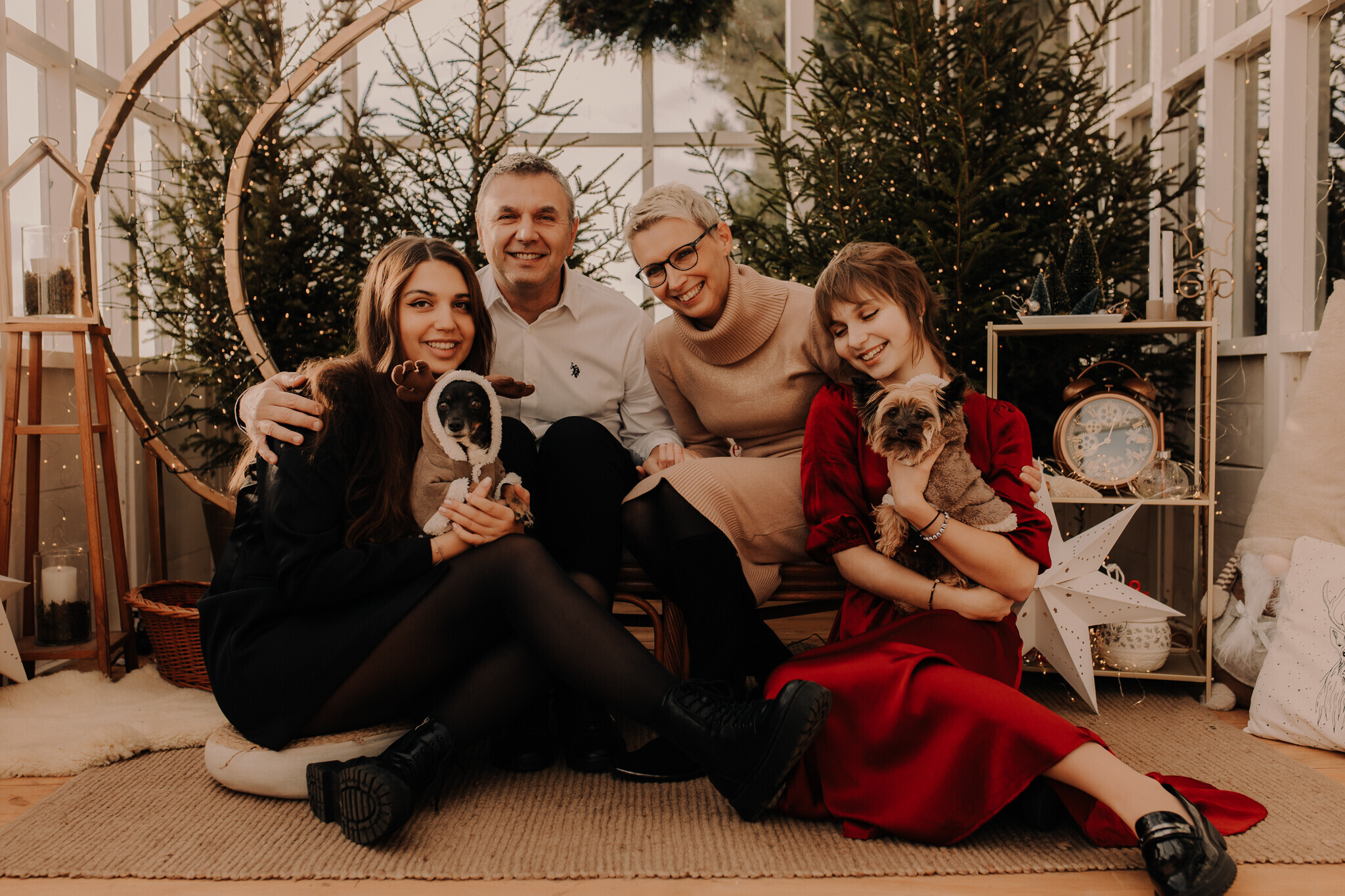 swiateczna-sesja-szklarnia-sieradz.jpg Świąteczna sesja w szklanym studio Sieradz – ciepła i klimatyczna atmosfera, sesja z psemŚwiąteczna sesja w szklanym studio Sieradz – ciepła i klimatyczna atmosfera