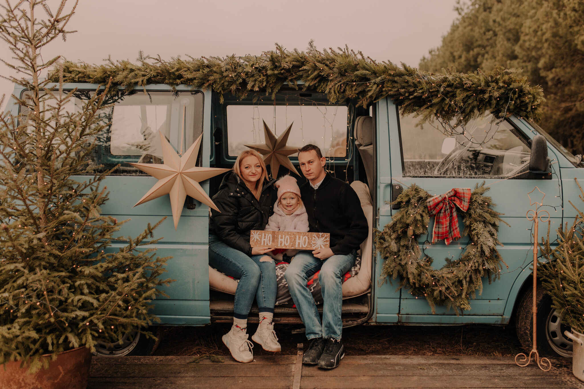 swiateczna-sesja-szklarnia-chojne.jpg Świąteczna sesja w szklanym studio Chojne – ciepła i klimatyczna atmosfera