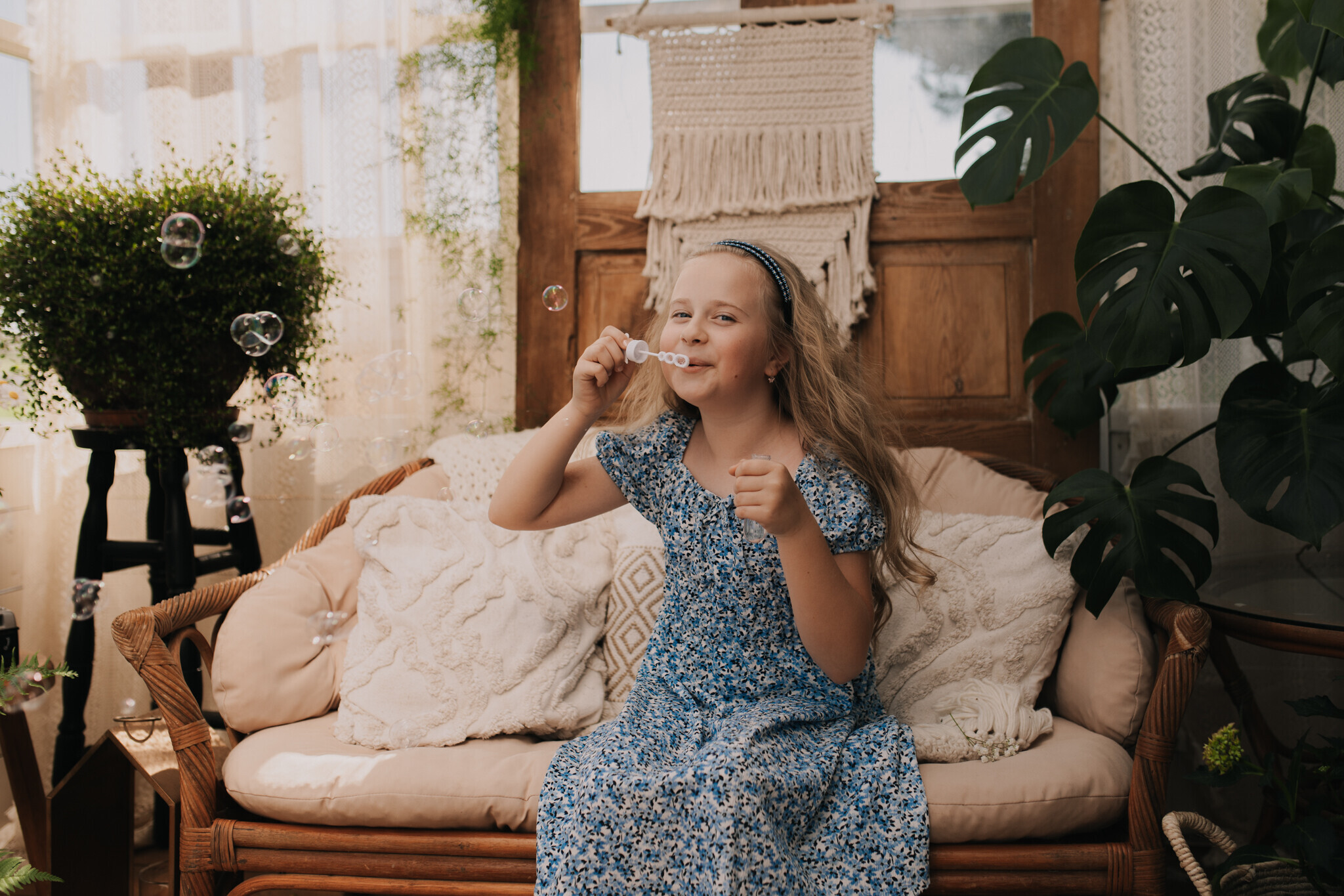 rodzinna-sesja-szklarnia-sieradz.jpg Fotografia rodzinna Zduńska Wola – drewniana szklarnia pełna światła