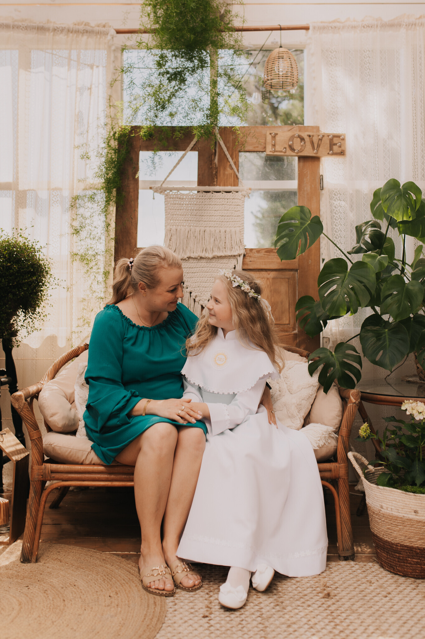 komunijna-sesja-plenerowa-szklarnia-sieradz.jpg Zdjęcia komunijne Chojne – naturalne światło i szklane studio