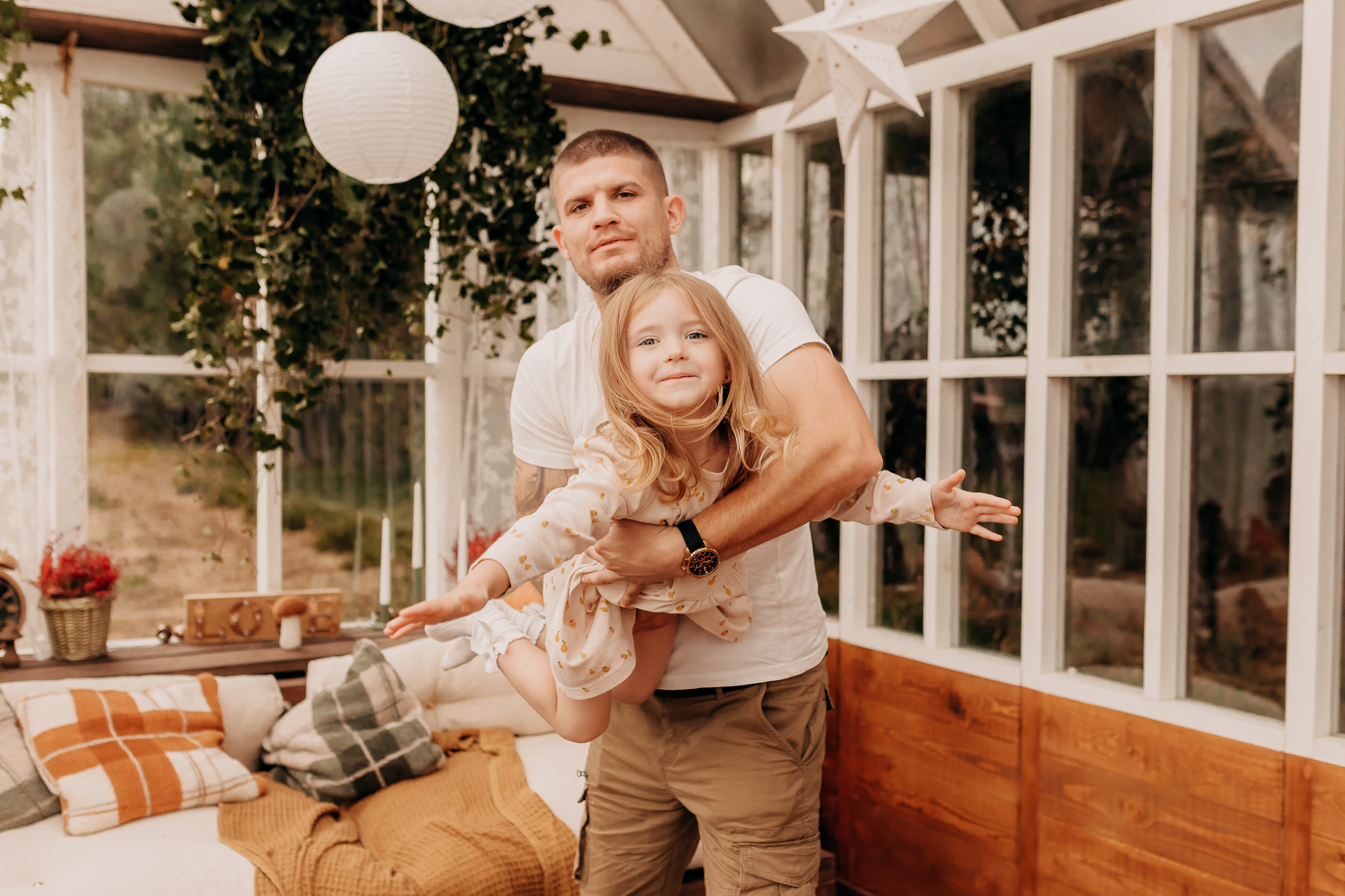 rodzinna-sesja-plener-szklarnia-sieradz.jpg Rodzinna sesja w szklanym studio Sieradz – naturalne ujęcia w szklarni