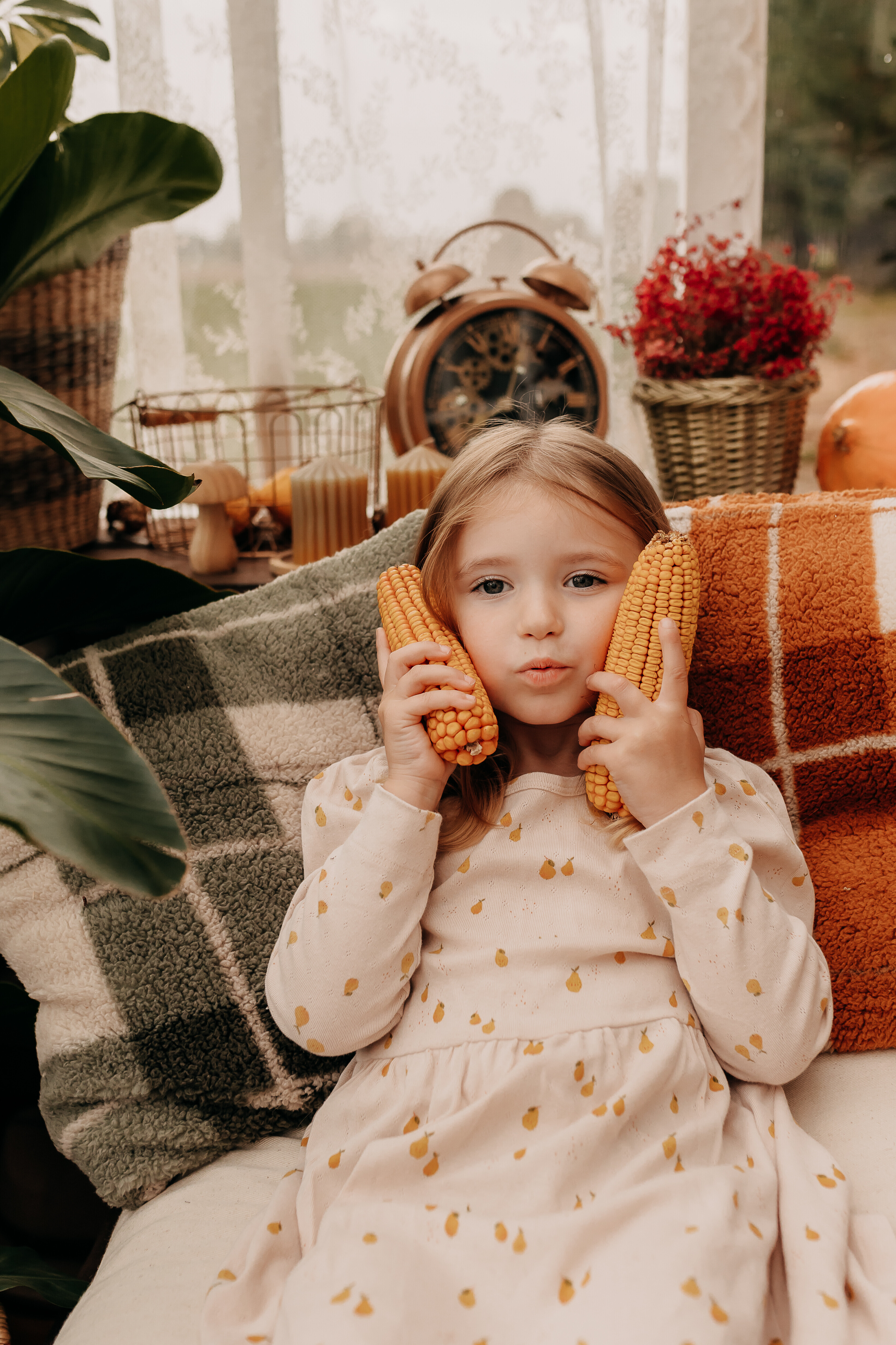 rodzinna-sesja-plener-szklarnia-sieradz.jpg Rodzinna sesja w szklanym studio Sieradz – naturalne ujęcia w szklarni