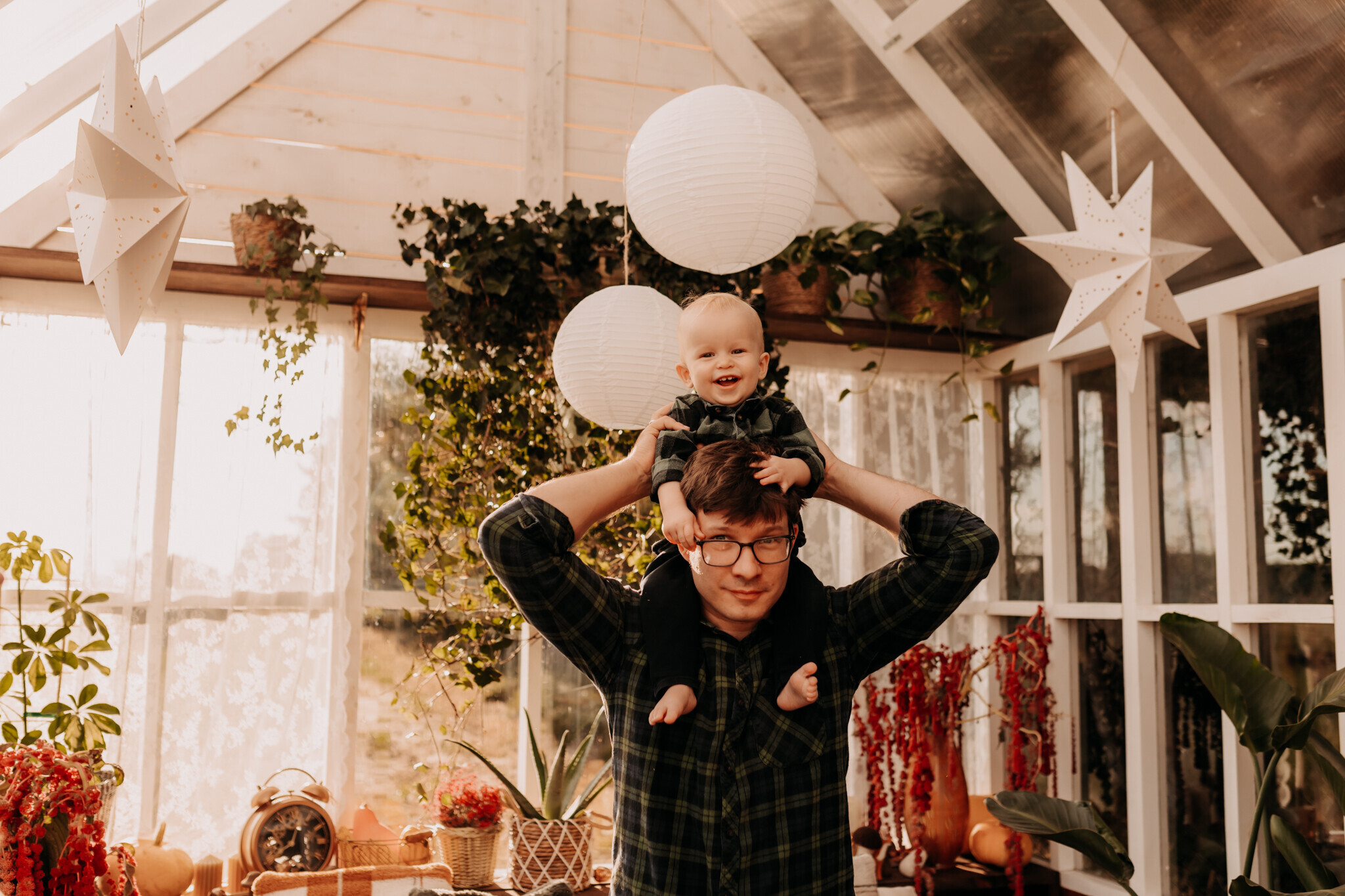 roczkowa-sesja-plenerowa-burzenin.jpg Dziecięca sesja roczkowa w szklarni – radosne zdjęcia w naturalnym świetle chojne