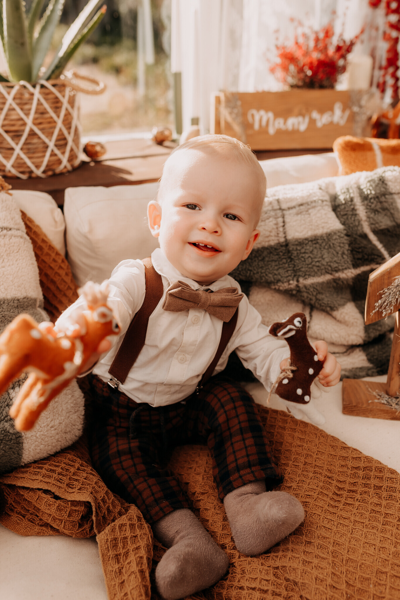 roczkowa-sesja-plenerowa-burzenin.jpg Dziecięca sesja roczkowa w szklarni – radosne zdjęcia w naturalnym świetle chojne