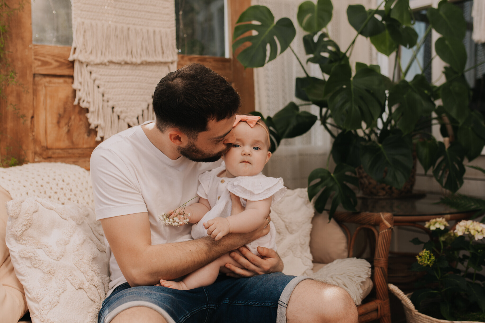 rodzinna-sesja-szklarnia-sieradz.jpg Fotografia rodzinna Zduńska Wola – drewniana szklarnia pełna światła