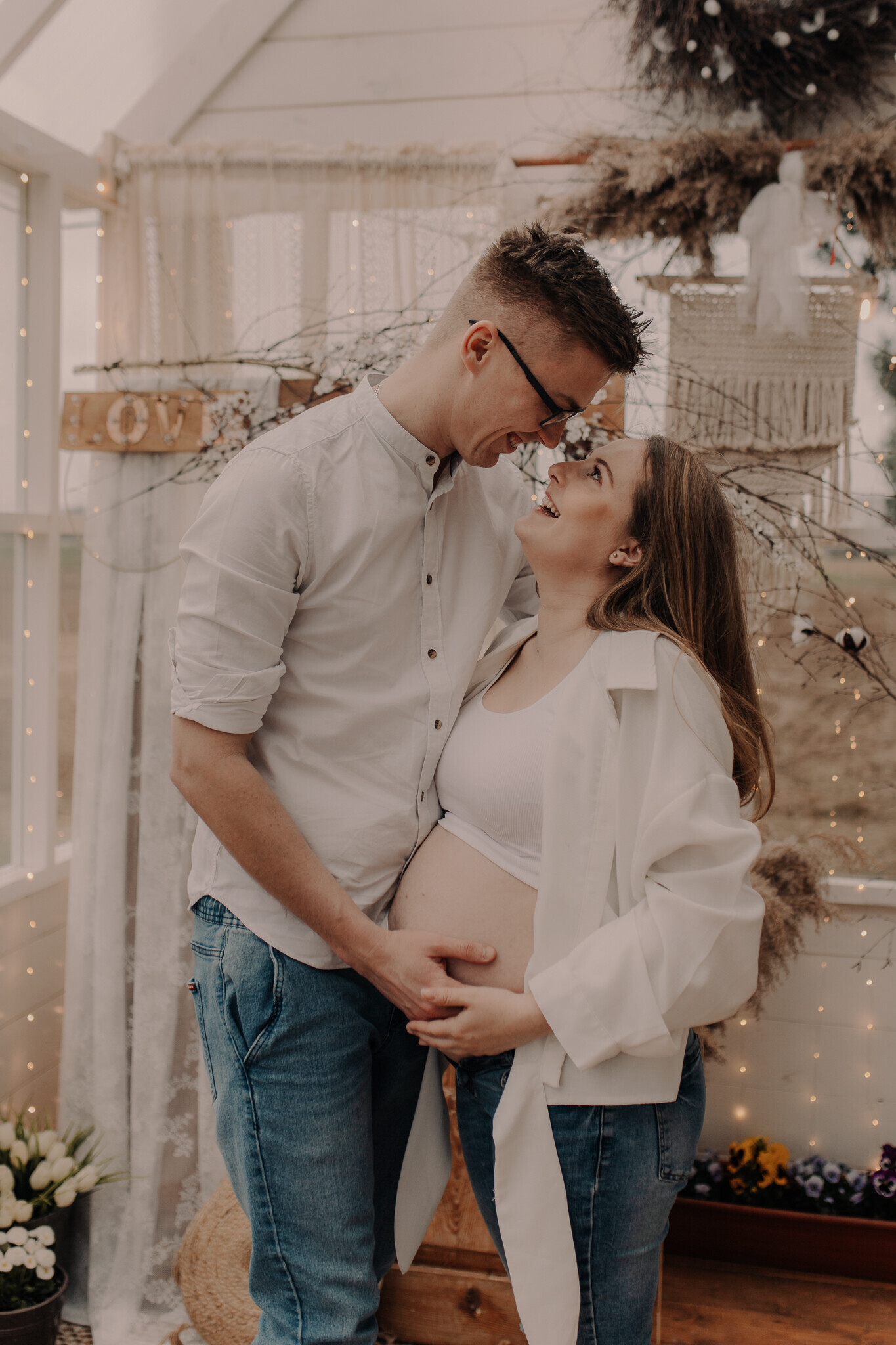 ciazowa-sesja-szklane-studio-burzenin.jpg Sesja ciążowa Burzenin – naturalne kadry w szklarni