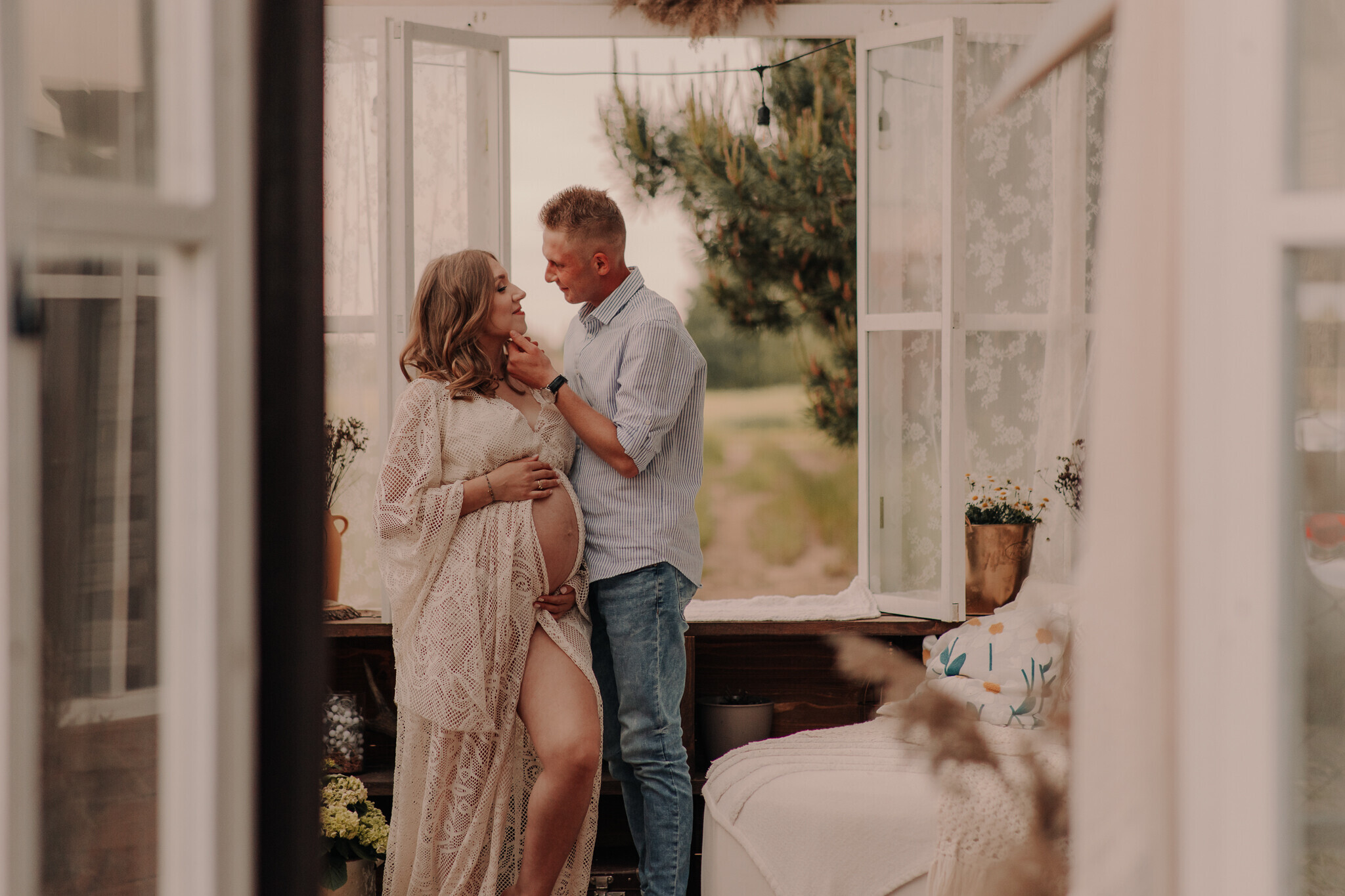 ciazowa-sesja-szklane-studio-sieradz.jpg Ciążowa sesja w szklarni Sieradz – kobiece ujęcia w szklanym studio