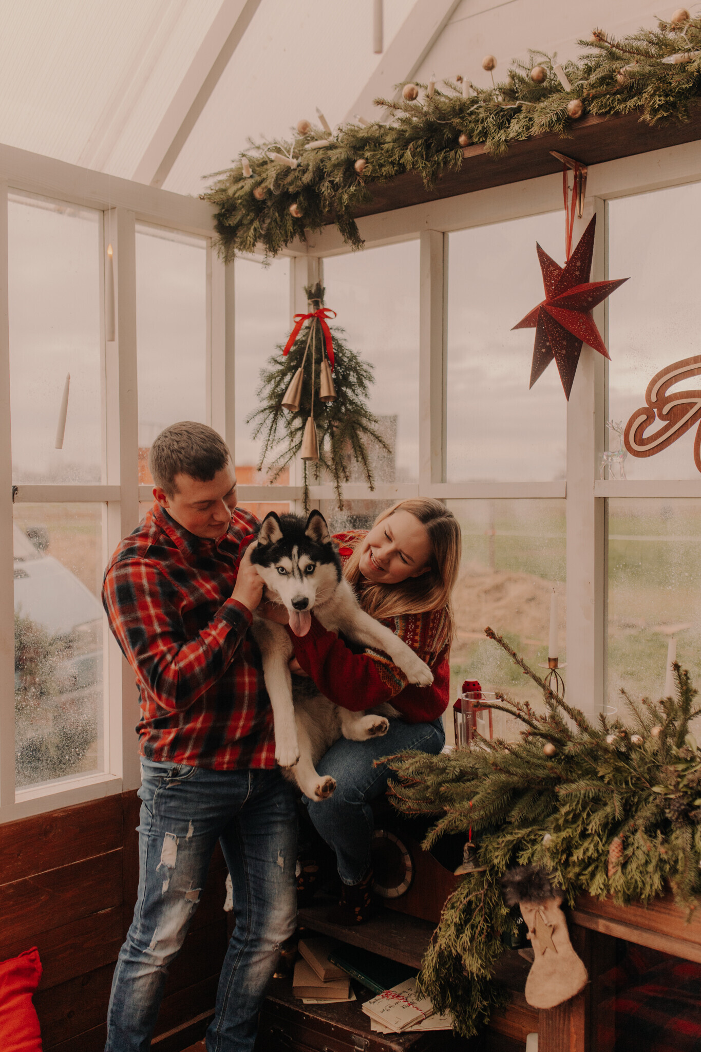 swiateczna-sesja-szklarnia-chojne.jpg Świąteczna sesja w szklanym studio Sieradz – ciepła i klimatyczna atmosfera, sesja z psem