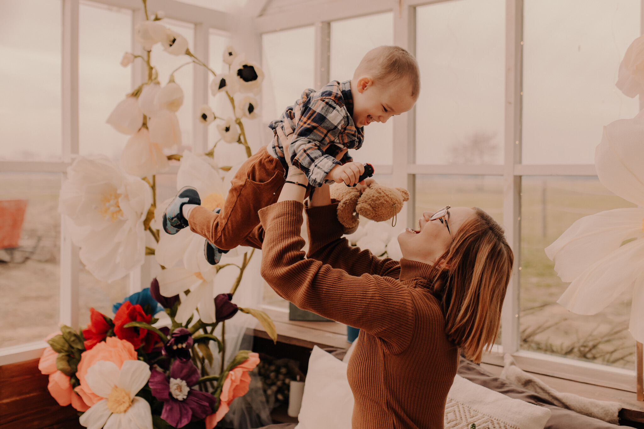 Rodzinne zdjęcia Burzenin – klimatyczna sesja w szklarni Roczkowa sesja plenerowa Burzenin – radosne ujęcia w naturze