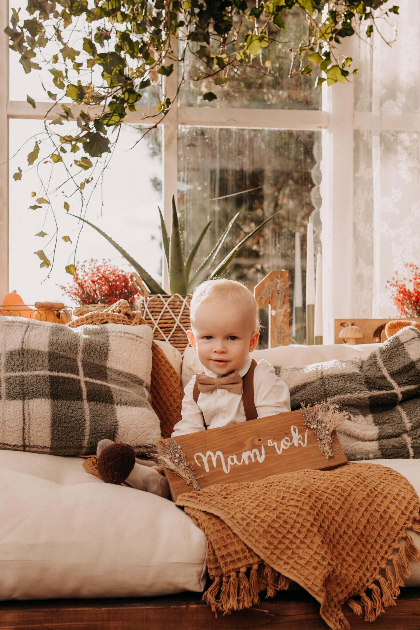 roczkowa-sesja-plenerowa-burzenin.jpg Dziecięca sesja roczkowa w szklarni – radosne zdjęcia w naturalnym świetle chojne