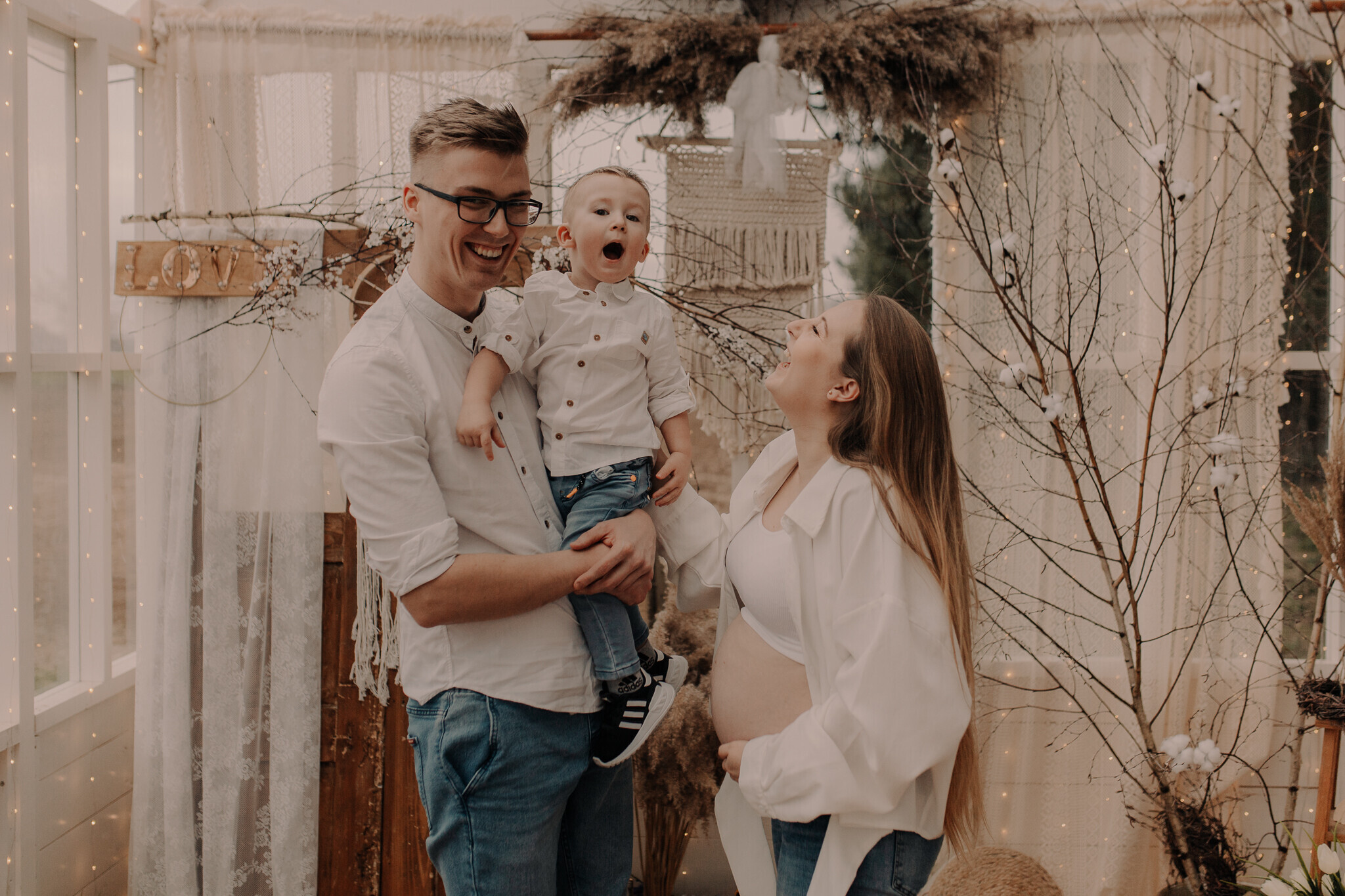 ciazowa-sesja-szklane-studio-burzenin.jpg Sesja ciążowa Burzenin – naturalne kadry w szklarni