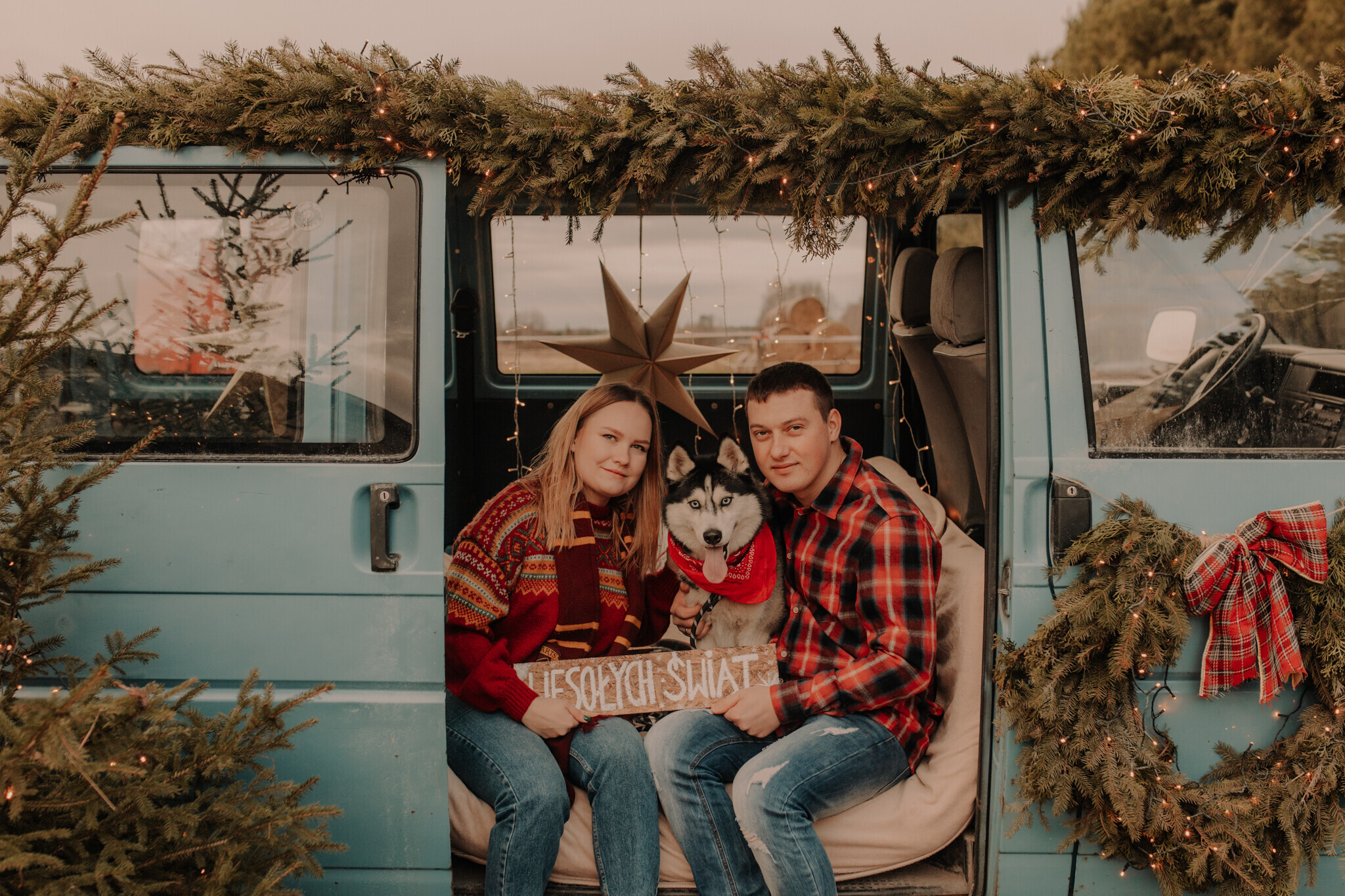 swiateczna-sesja-szklarnia-chojne.jpg Świąteczna sesja w szklanym studio Chojne – ciepła i klimatyczna atmosfera