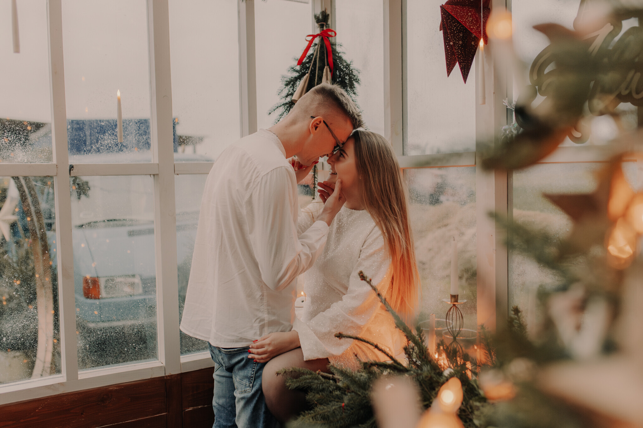 swiateczna-sesja-szklarnia-chojne.jpg Świąteczna sesja w szklanym studio Chojne – ciepła i klimatyczna atmosfera