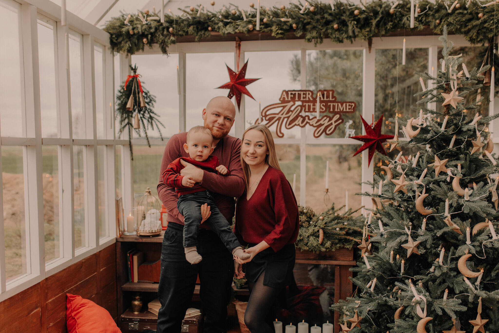 swiateczna-sesja-szklarnia-chojne.jpg Świąteczna sesja w szklanym studio Chojne – ciepła i klimatyczna atmosfera