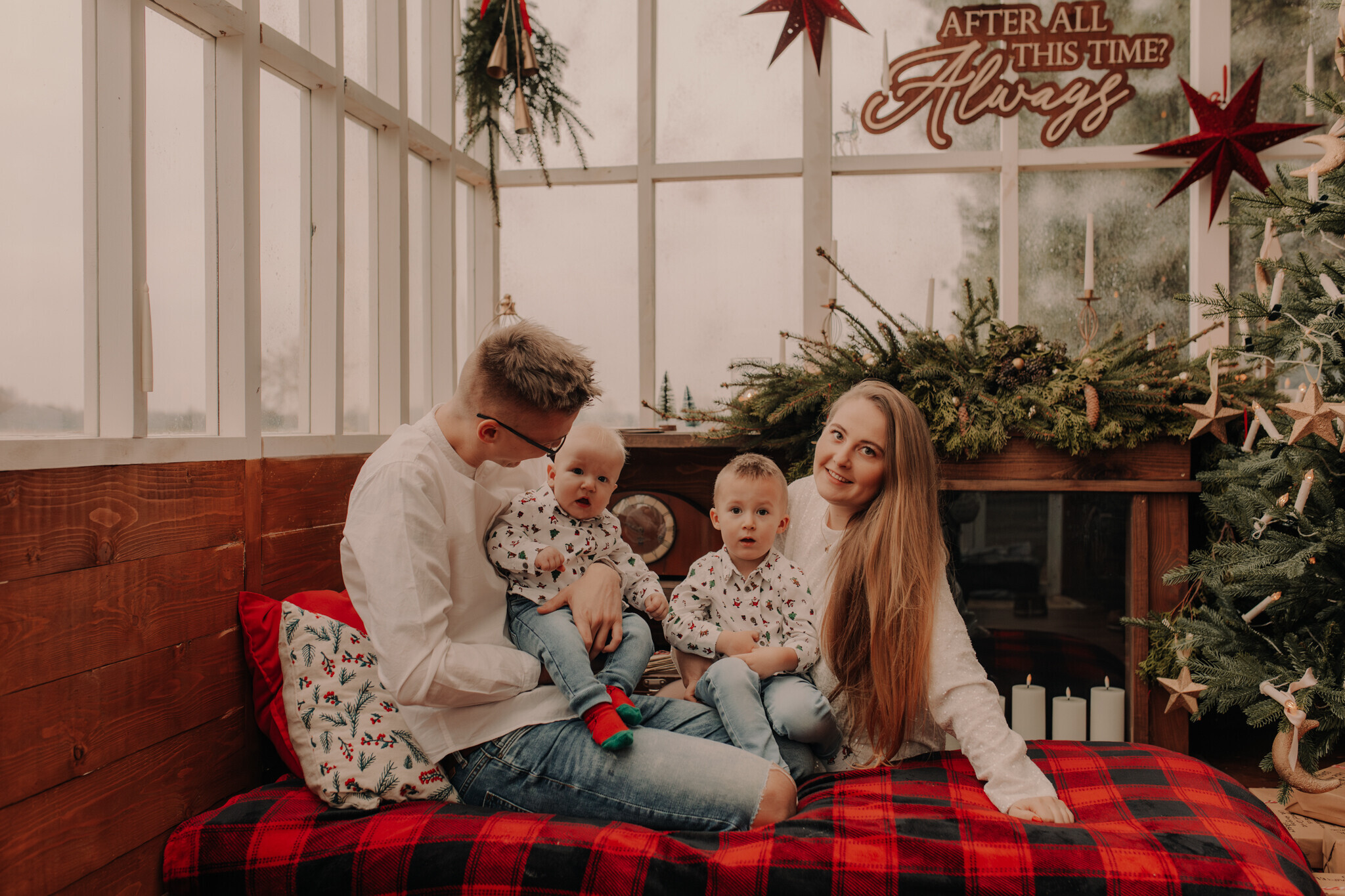 swiateczna-sesja-szklarnia-zdunska-wola.jpg Świąteczna sesja w szklanym studio Chojne – ciepła i klimatyczna atmosfera