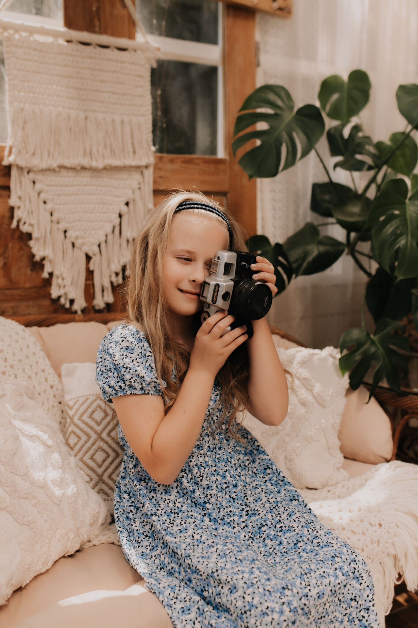 komunijna-sesja-plenerowa-szklarnia-sieradz.jpg Fotografia rodzinna Zduńska Wola – drewniana szklarnia pełna światła