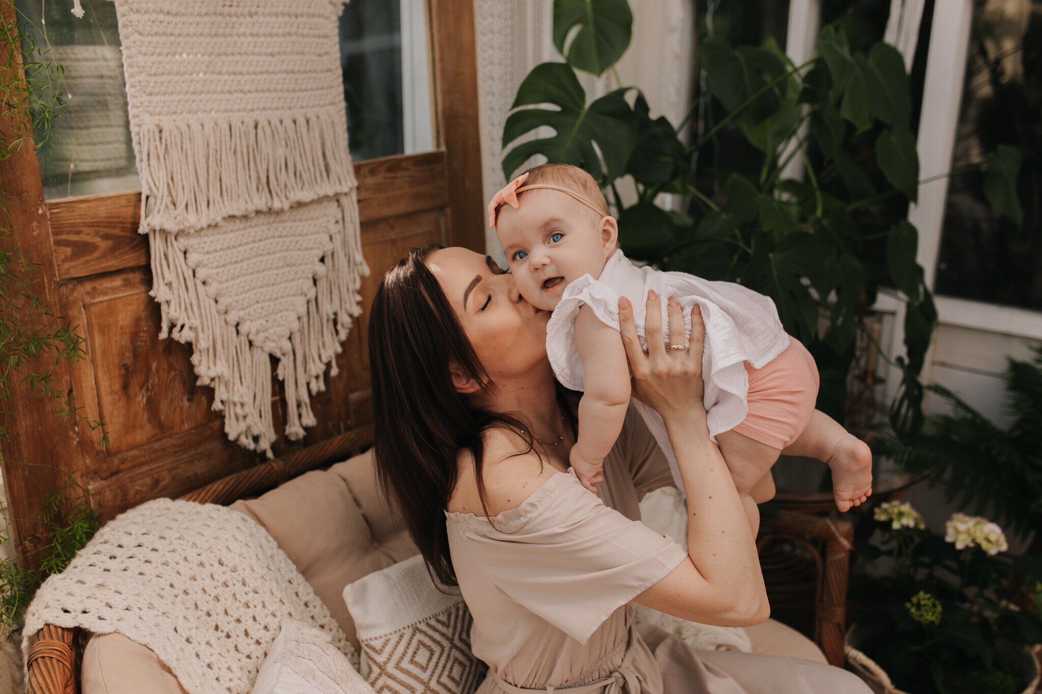 rodzinna-sesja-szklarnia-sieradz.jpg Fotografia rodzinna Zduńska Wola – drewniana szklarnia pełna światła