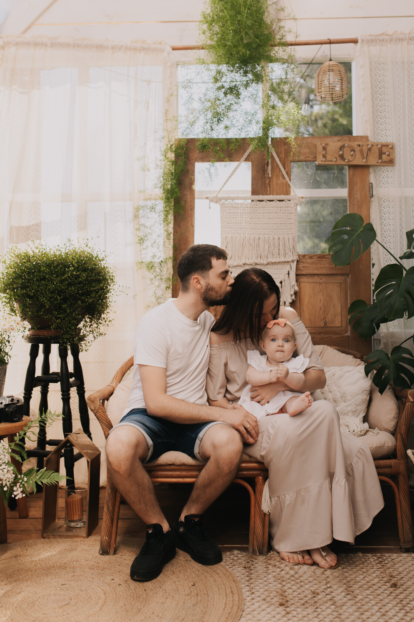 rodzinna-sesja-szklarnia-sieradz.jpg Fotografia rodzinna Zduńska Wola – drewniana szklarnia pełna światła