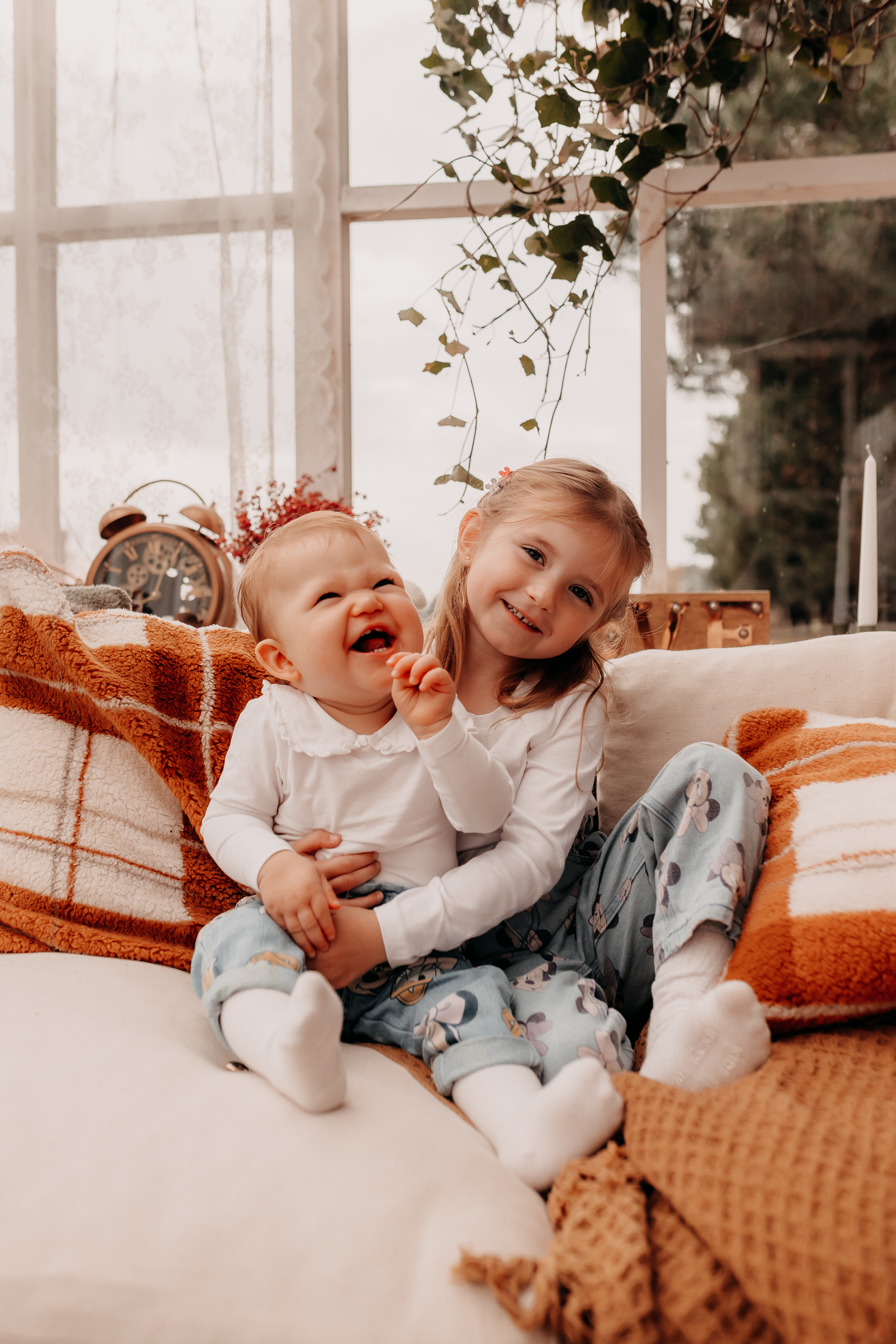 rodzinna-sesja-plener-szklarnia-sieradz.jpg Rodzinna sesja w szklanym studio Sieradz – naturalne ujęcia w szklarni