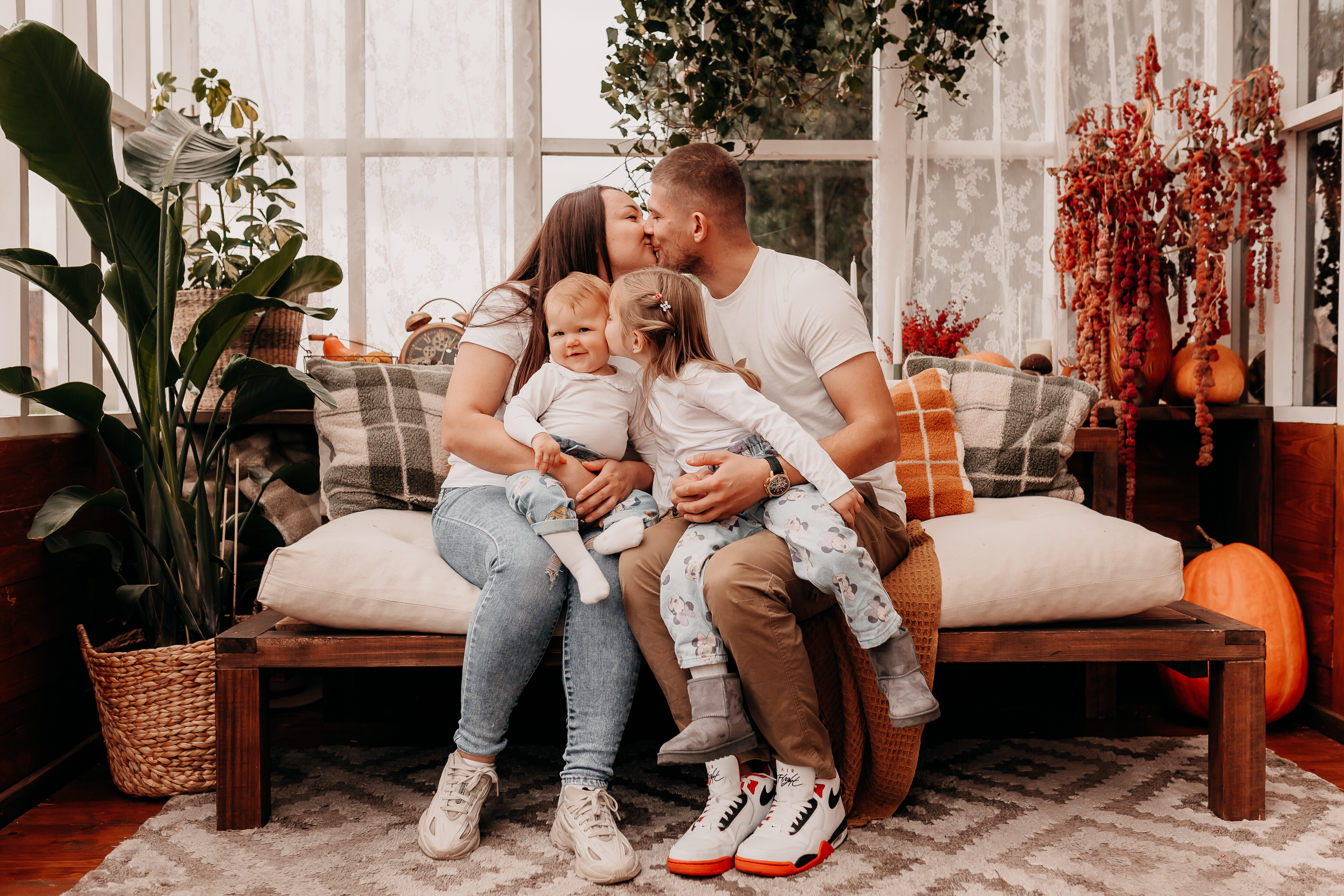 rodzinna-sesja-plener-szklarnia-sieradz.jpg rodzinna-sesja-plener-szklarnia-sieradz.jpgRodzinna sesja w szklanym studio Sieradz – naturalne ujęcia w szklarni