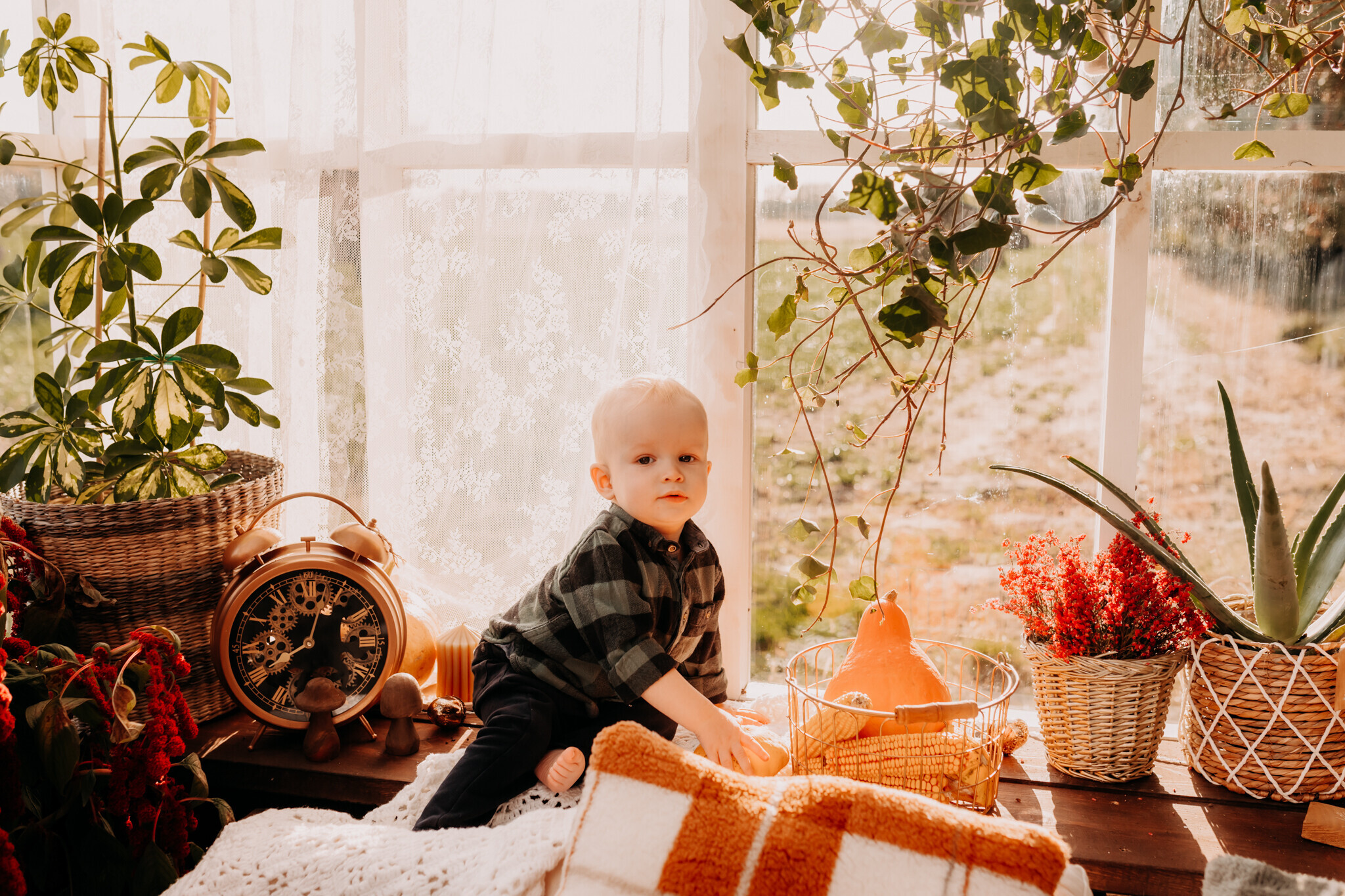 roczkowa-sesja-plenerowa-burzenin.jpg Dziecięca sesja roczkowa w szklarni – radosne zdjęcia w naturalnym świetle chojne