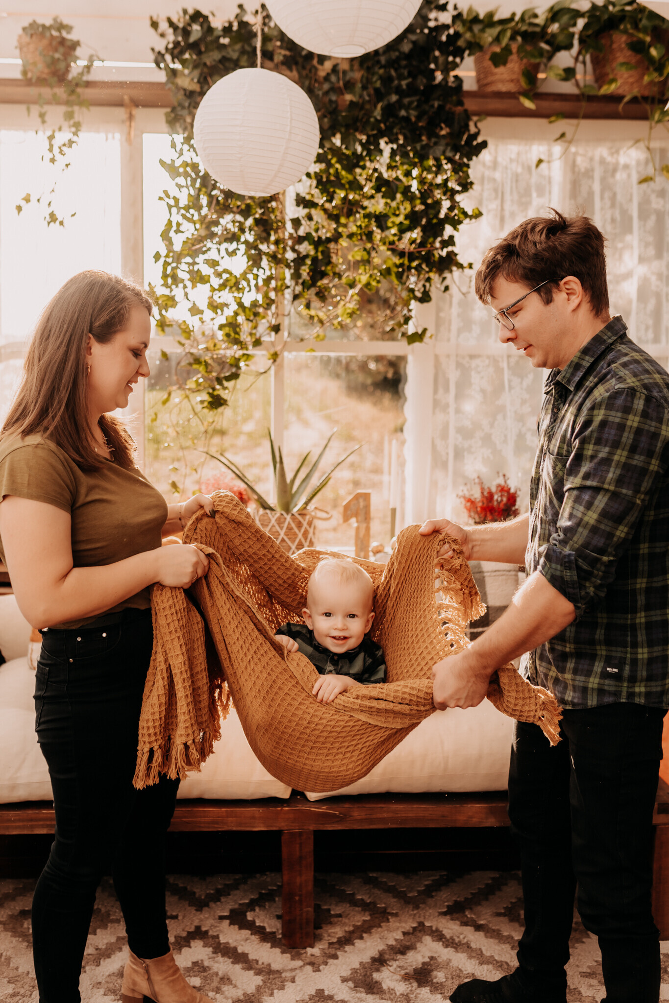 roczkowa-sesja-plenerowa-burzenin.jpg Dziecięca sesja roczkowa w szklarni – radosne zdjęcia w naturalnym świetle chojne