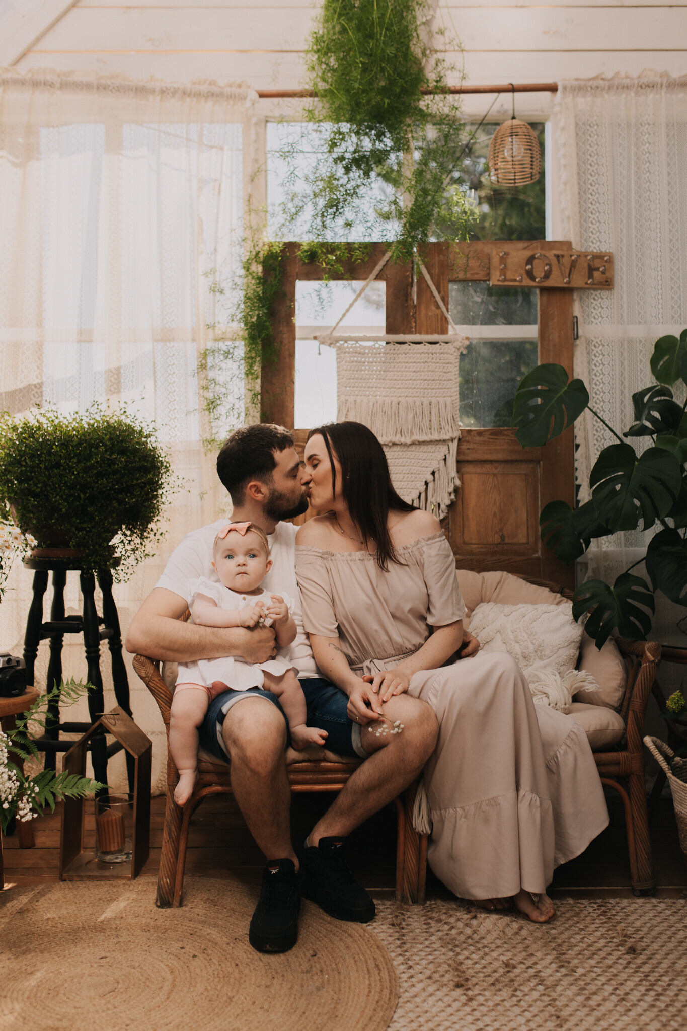 rodzinna-sesja-szklarnia-sieradz.jpg Fotografia rodzinna Zduńska Wola – drewniana szklarnia pełna światła