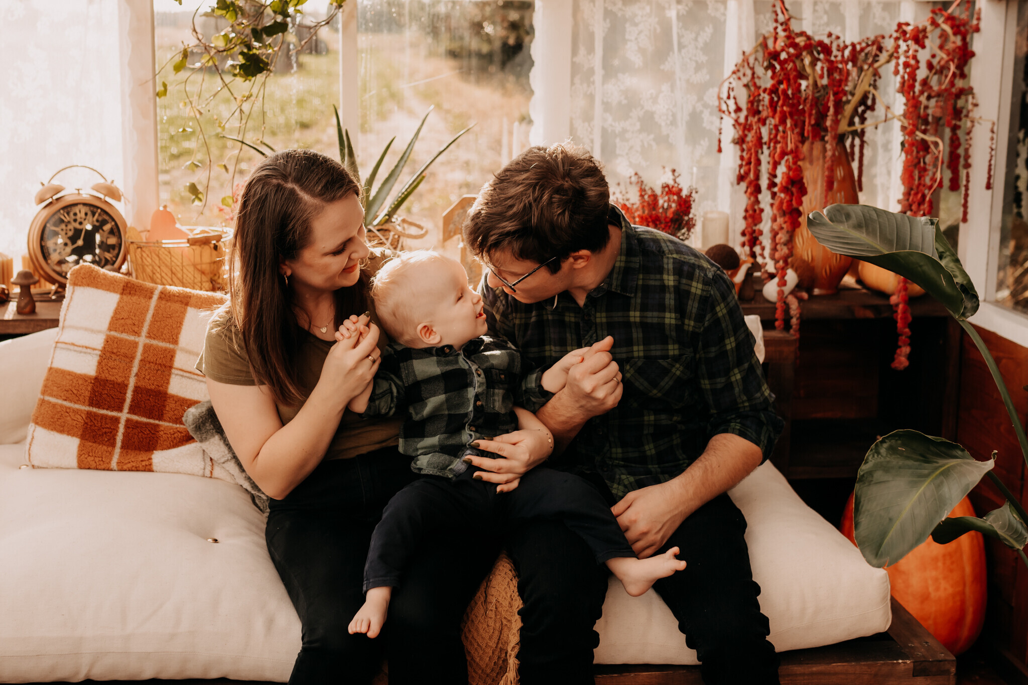 roczkowa-sesja-plenerowa-burzenin.jpg Dziecięca sesja roczkowa w szklarni – radosne zdjęcia w naturalnym świetle chojne