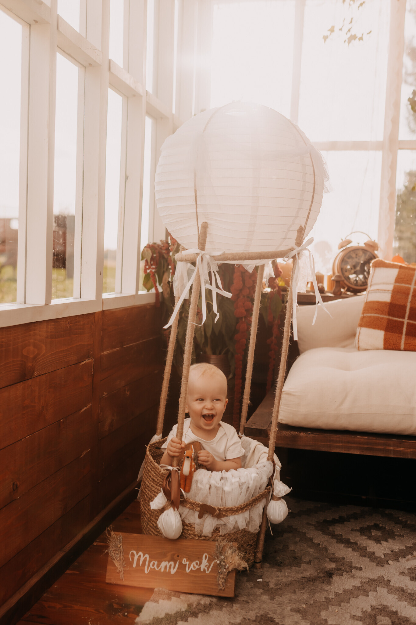 roczkowa-sesja-plenerowa-burzenin.jpg Dziecięca sesja roczkowa w szklarni – radosne zdjęcia w naturalnym świetle chojne