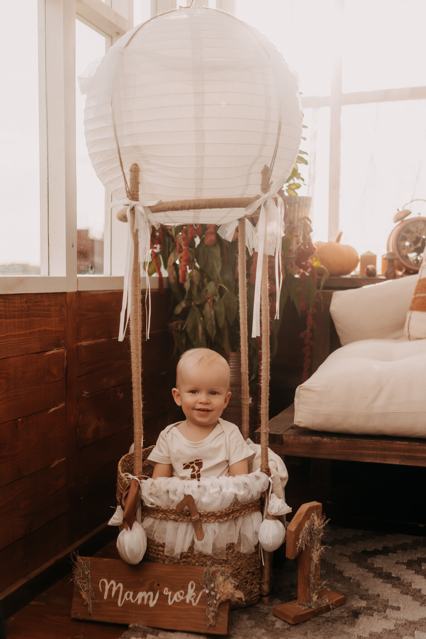 roczkowa-sesja-plenerowa-burzenin.jpg Dziecięca sesja roczkowa w szklarni – radosne zdjęcia w naturalnym świetle chojne