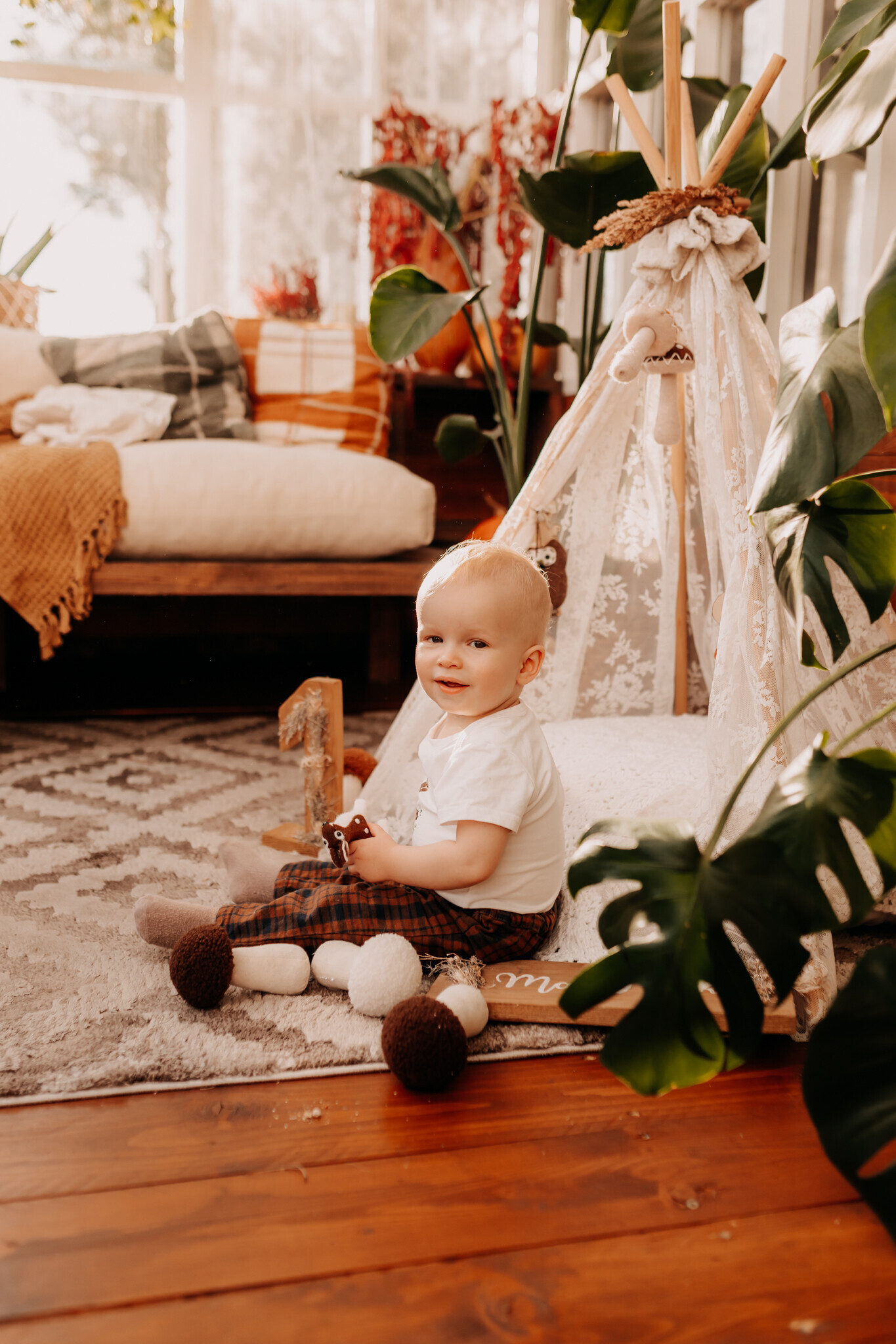 roczkowa-sesja-plenerowa-burzenin.jpg Dziecięca sesja roczkowa w szklarni – radosne zdjęcia w naturalnym świetle chojne