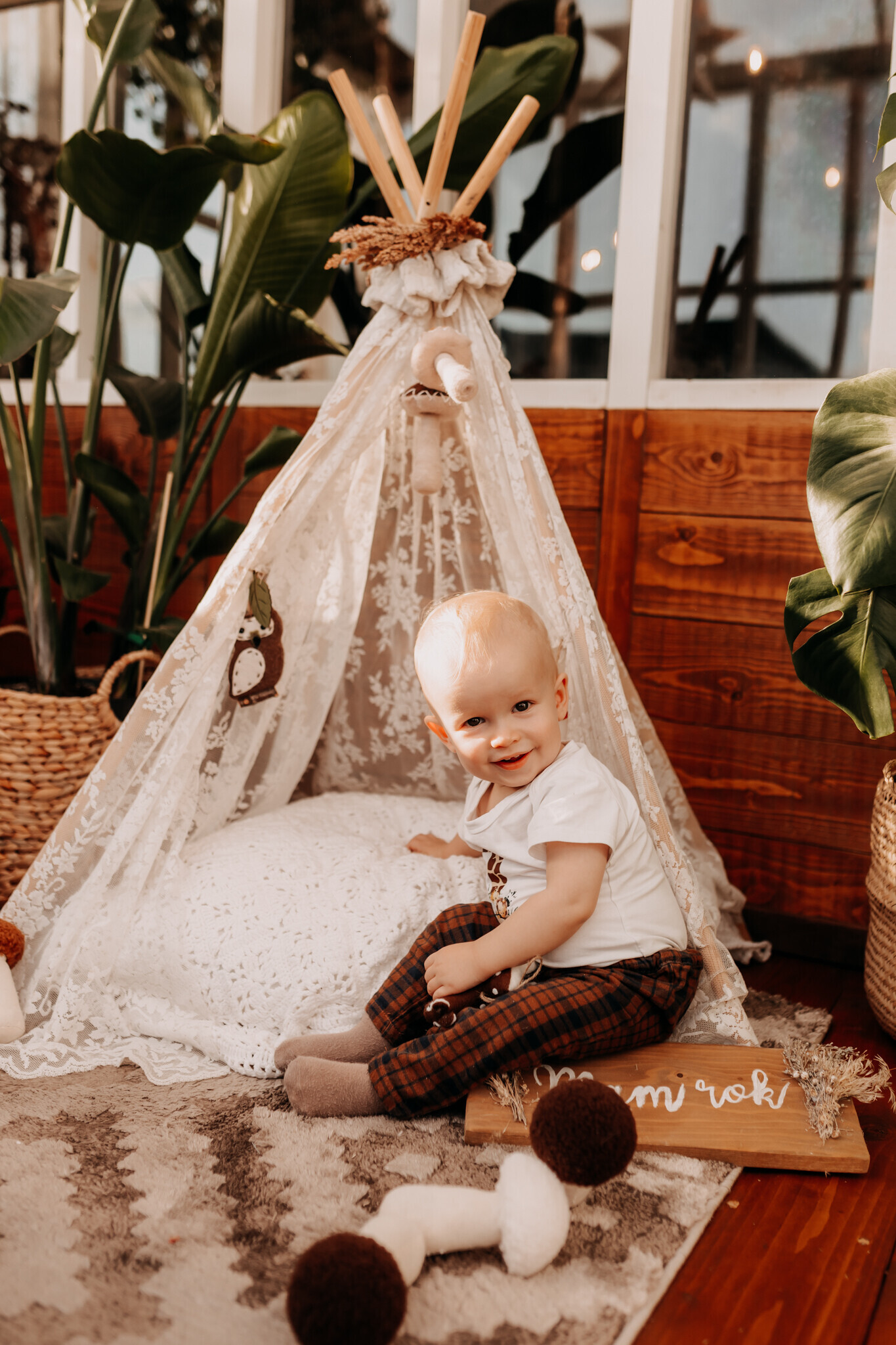 roczkowa-sesja-plenerowa-burzenin.jpg Dziecięca sesja roczkowa w szklarni – radosne zdjęcia w naturalnym świetle chojne