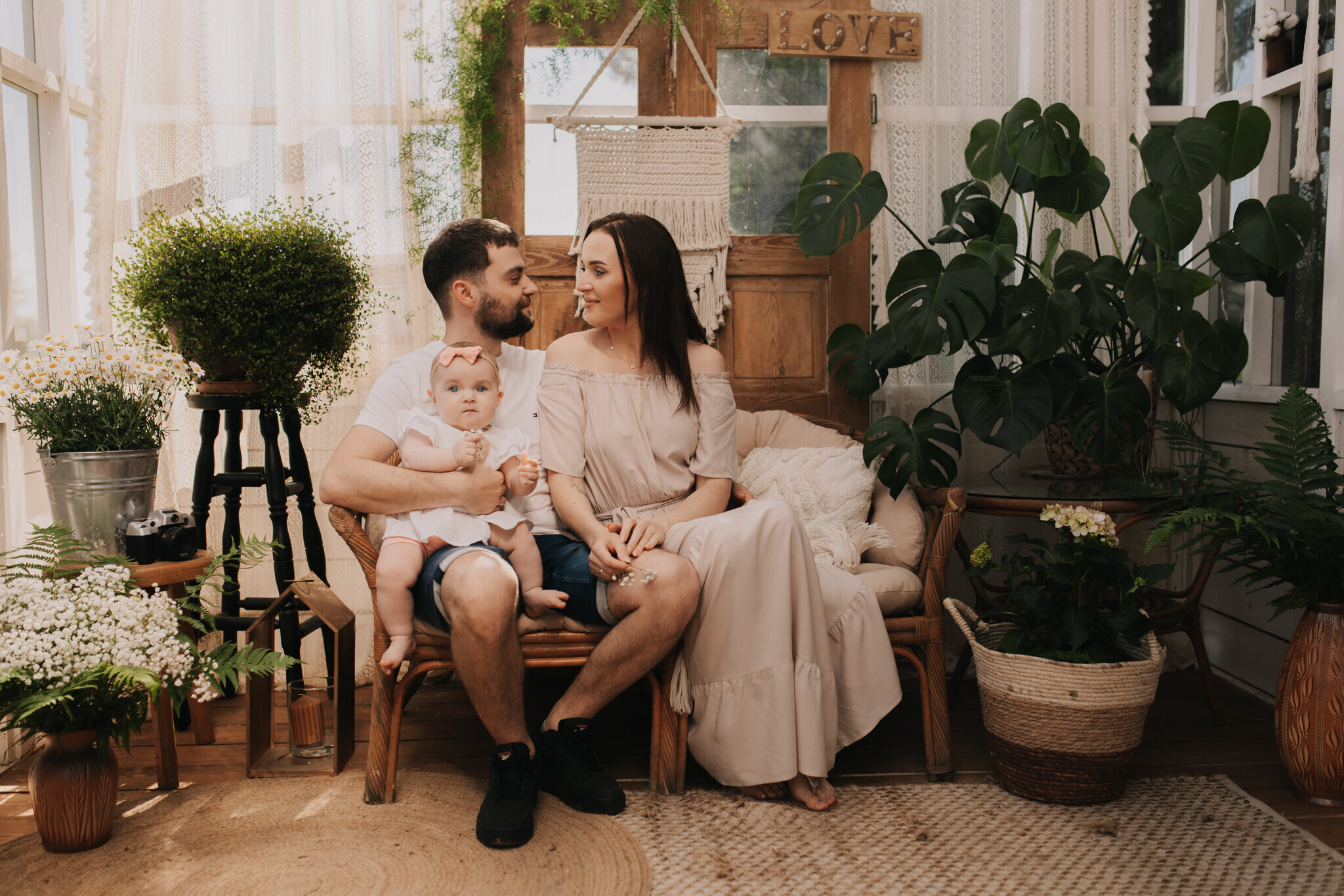 rodzinna-sesja-szklarnia-sieradz.jpg Fotografia rodzinna Zduńska Wola – drewniana szklarnia pełna światła